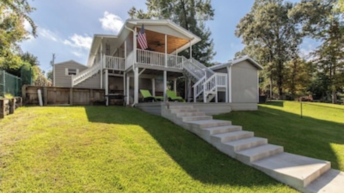 Pointblank House | Cozy Cottage to Tele-commute or Vacation with slip and kayaks included
