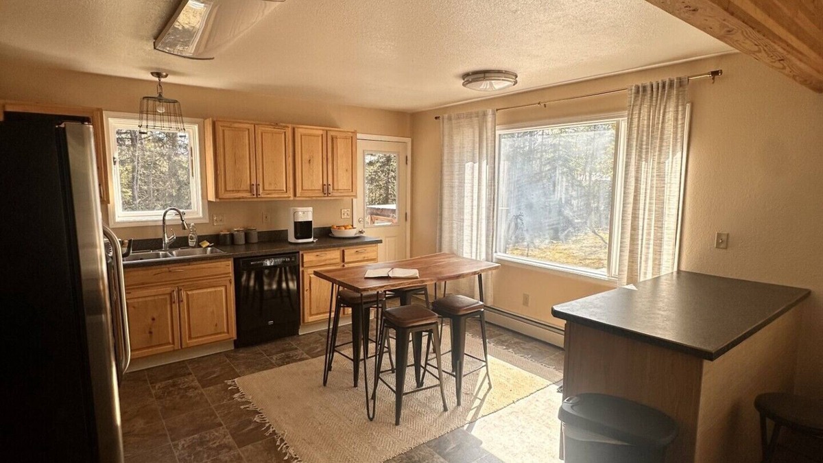 Butte Cottage | Cozy Cottage Tucked back with an Amazing View of Pioneer Peak!