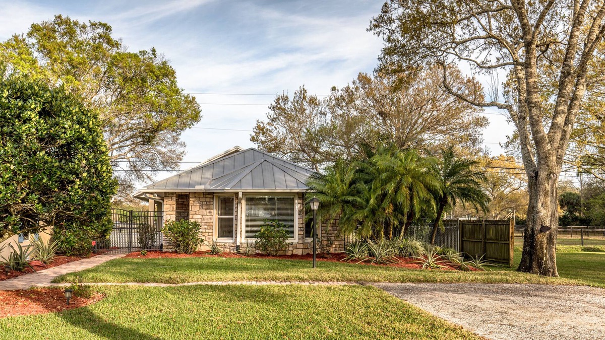 Vero Beach House | Cozy cottage winter getaway 2-1 Relax and enjoy 'Another Day In Paradise'