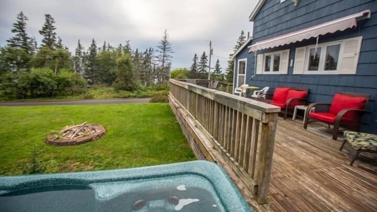 Harbourville Cottage | Cozy cottage with a hot tub on the bay of fundy