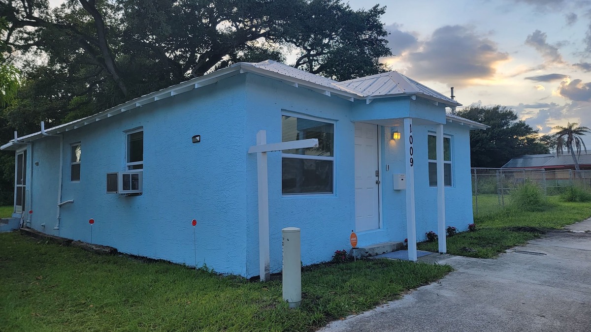 Fort Pierce House | Cozy Cottage with large backyard! Mins from beach