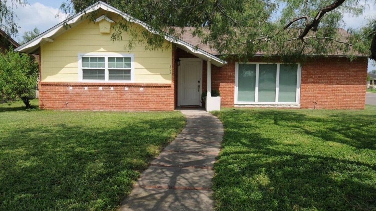 Kingsville House | Cozy Cottage with Mid-Century Charm