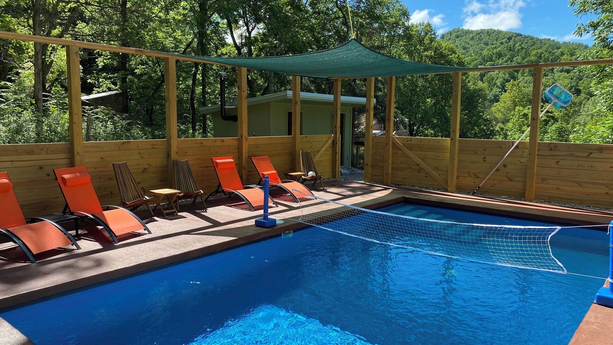 Lovingston Cottage | Cozy cottage with PRIVATE hot tub and year round pool.