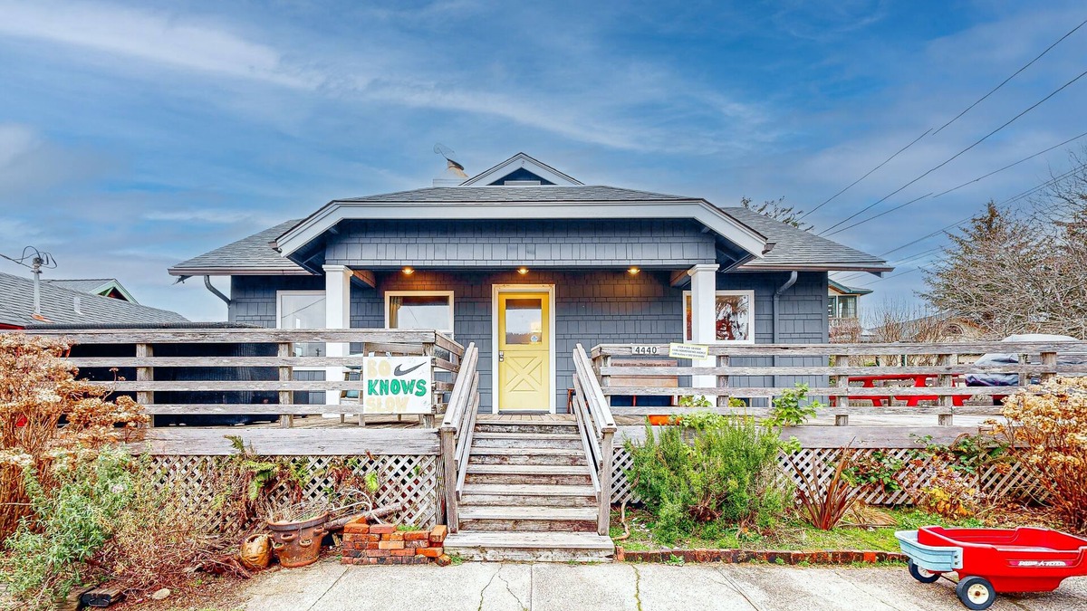 Neskowin House | Cozy cottage with rooftop terrace & entertainment - near beach