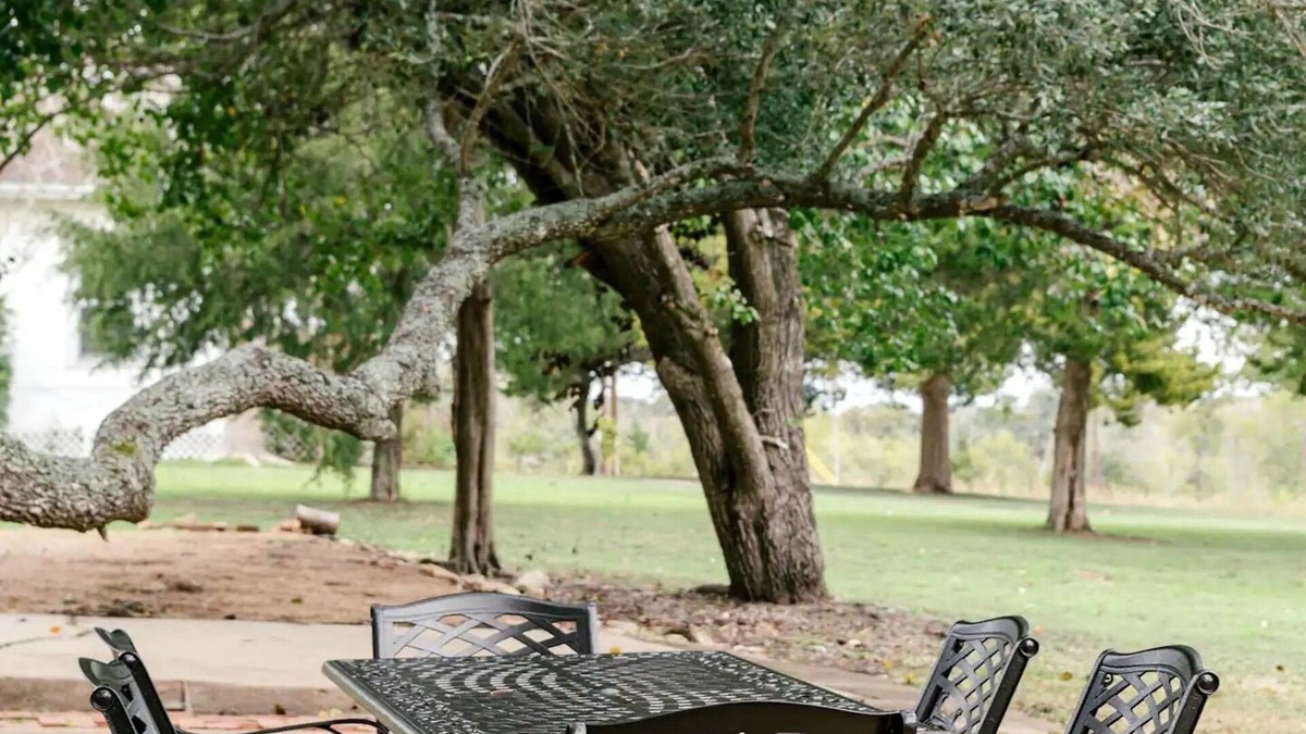 Burton House | Cozy Cottage with Scenic Outdoor & Fire Pit + Minutes From Round Top Shopping