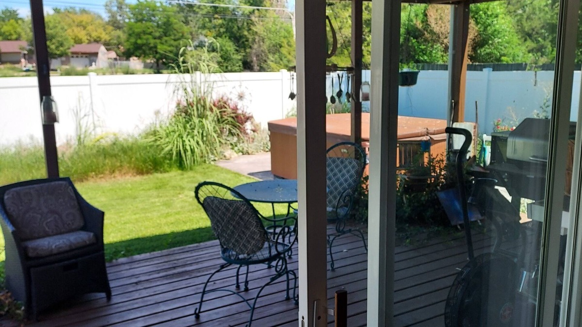 Scottsbluff House | Cozy country 3 bedroom 2 full baths fenced back yard animals welcome