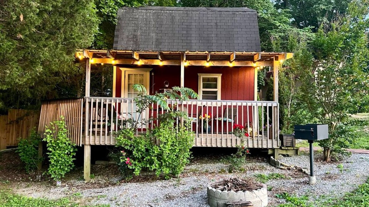 Fountain Run Cabin | Cozy Country Cabin nestled on a quiet restful acreage in the heart of Kentucky