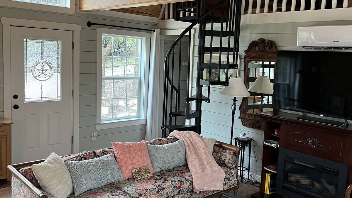 Hamilton Cottage | Cozy Country Cottage; Family RetreatnJust minutes from Circle T