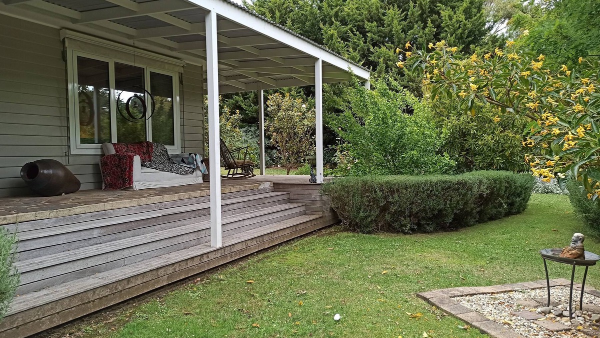 Moyarra Cottage | Cozy country home in the hills