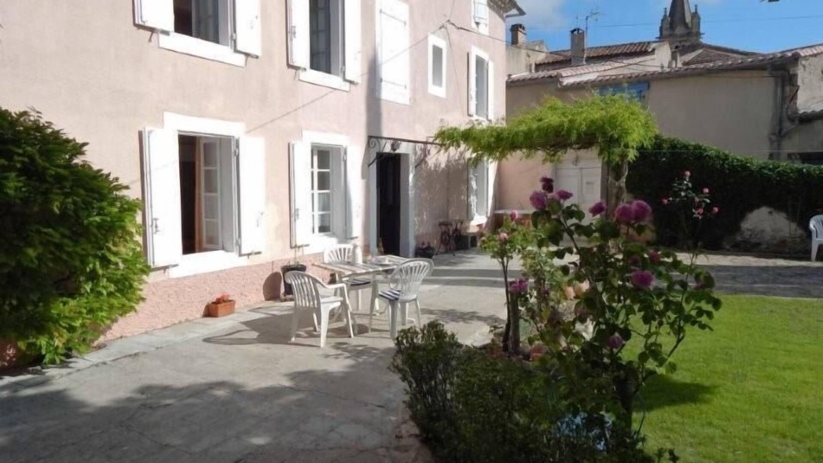 Alaigne House | Cozy country house with a cozy yard and shady garden
