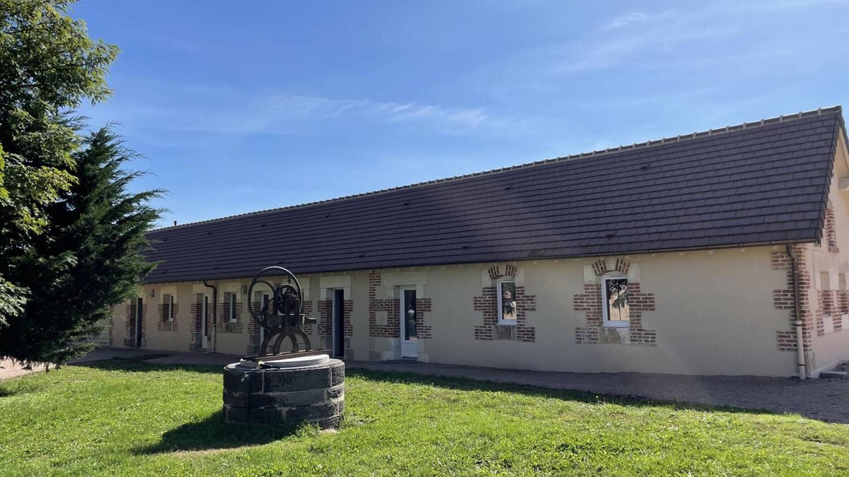 Thiel-sur-Acolin Cottage | Cozy Countryside Getaway: 2-BR, Terrace, Close to Le Pal, Fully Equipped