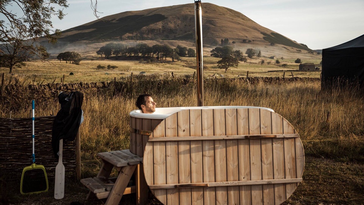 Peak District RV Rental | Cozy Couples Glamping - Private Hot Tub & Sauna