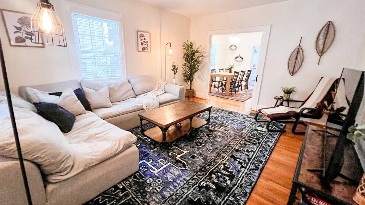 Roselawn Finance House | Cozy Craftsman | East Hyde Park