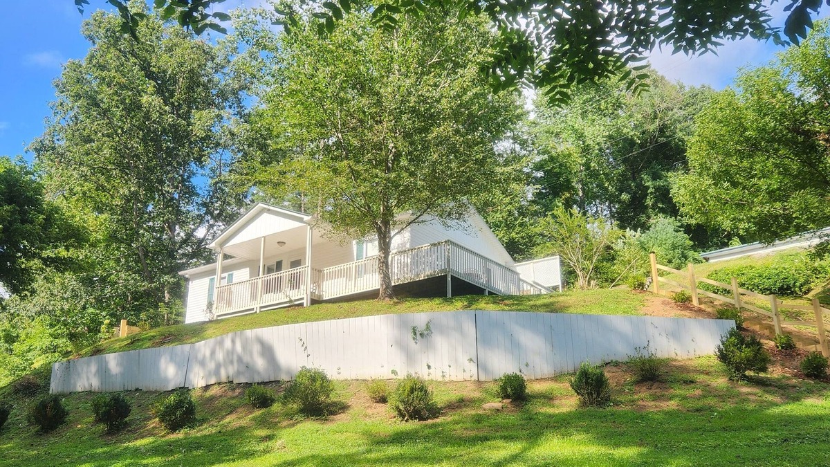 Bakersville House | Cozy Creekside- Bakersville NC
