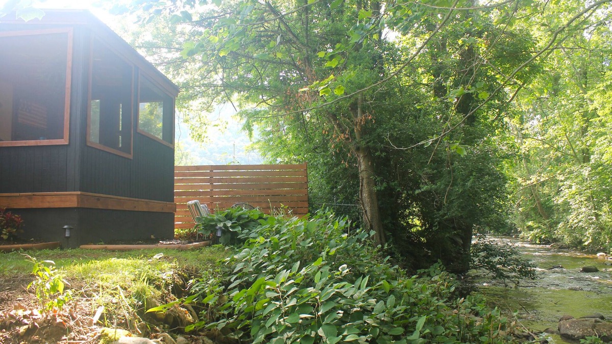 Hampton Cabin | Cozy Creekside Cabin 1.5 miles from Lake Watagua and Cherokee National Forest.