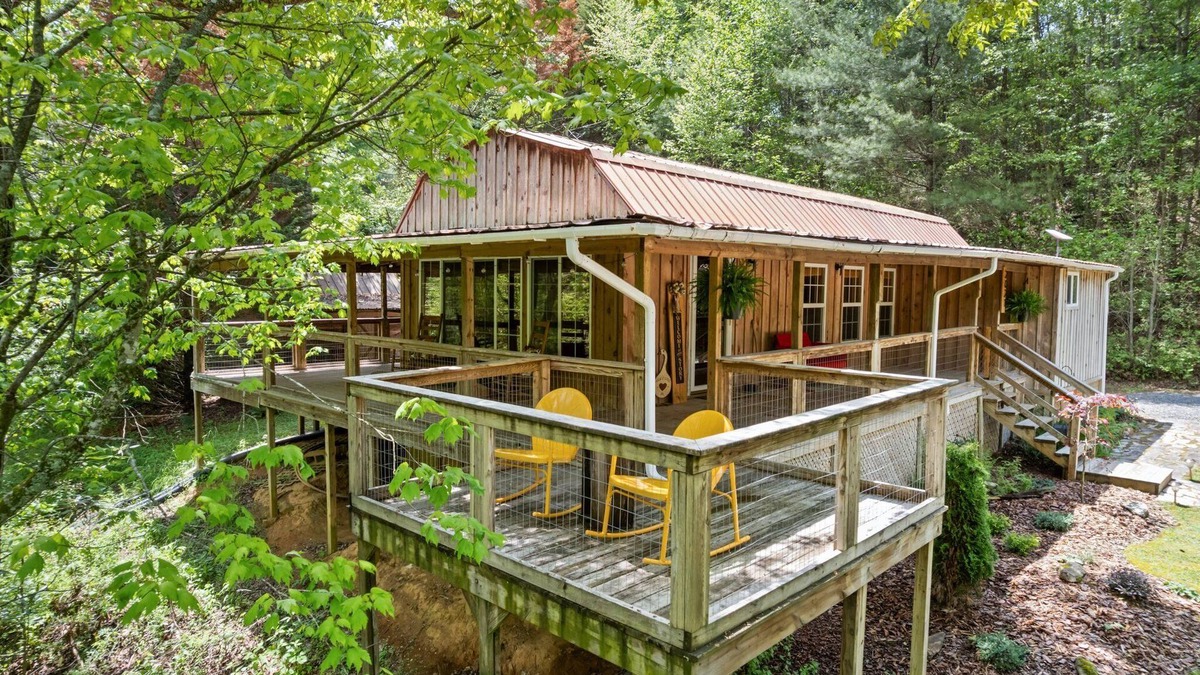 Hillsville Cabin | Cozy creekside cabin w barrel sauna, covered wraparound deck - pet friendly!