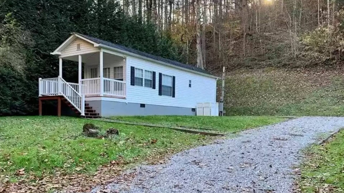 Canada Cottage | Cozy Creekside Tiny Home w/Full Kitchen - Walk to Distillery