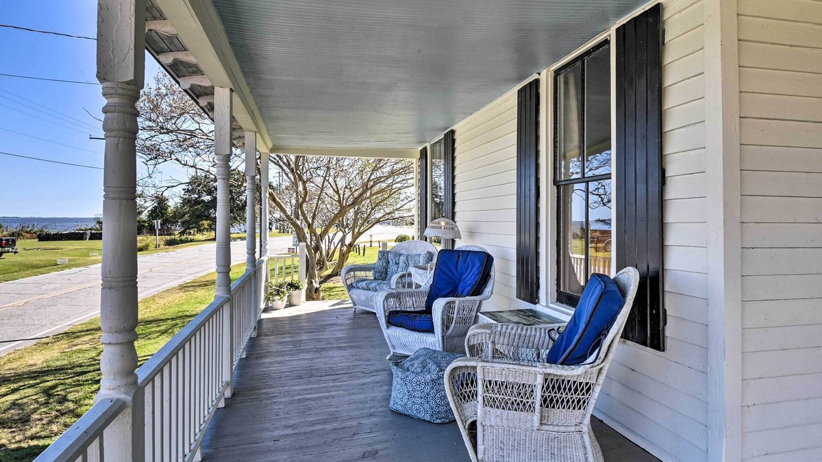Currituck House | Cozy Currituck Home w/Fire Pit near Ferry!