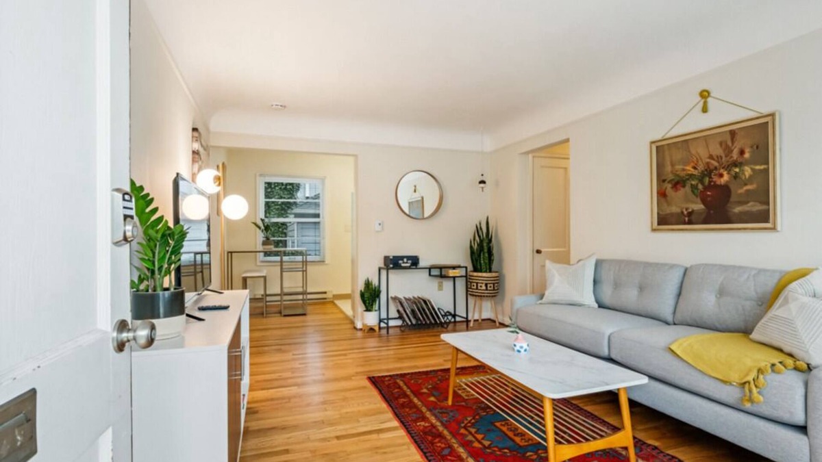 Hosford-Abernethy Apartment | Cozy Cute Apartment in the Heart of SE Portland. 96 Walk Score!