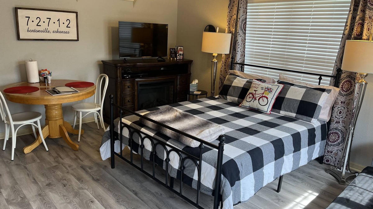 Bentonville Apartment | Cozy, cute studio! Safe and quiet neighborhood, Comfy bed; Near downtown!
