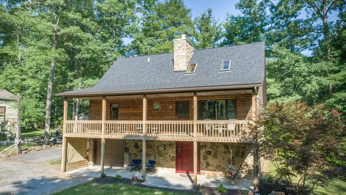 North Glade Hills House | Cozy DCL Cabin with Hot Tub Firepit & Dock Slip