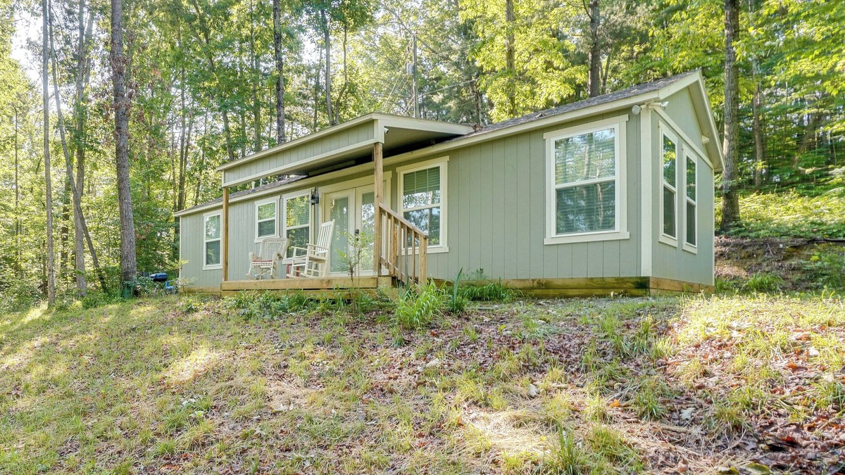 Demorest Cottage | Cozy Demorest Cottage: Fire Pit & Porch