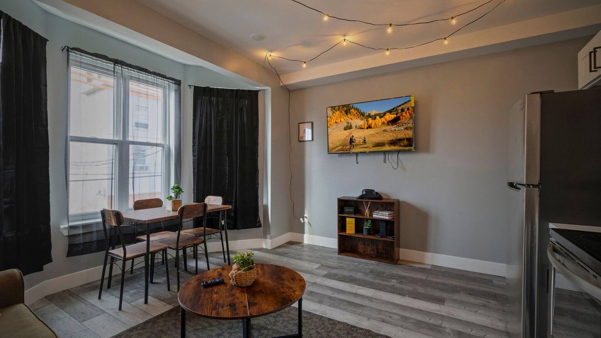 West Philadelphia Apartment | Cozy Desert Den 10Min Downtown & 6Min Brewerytown w/huge shower & full kitchen!