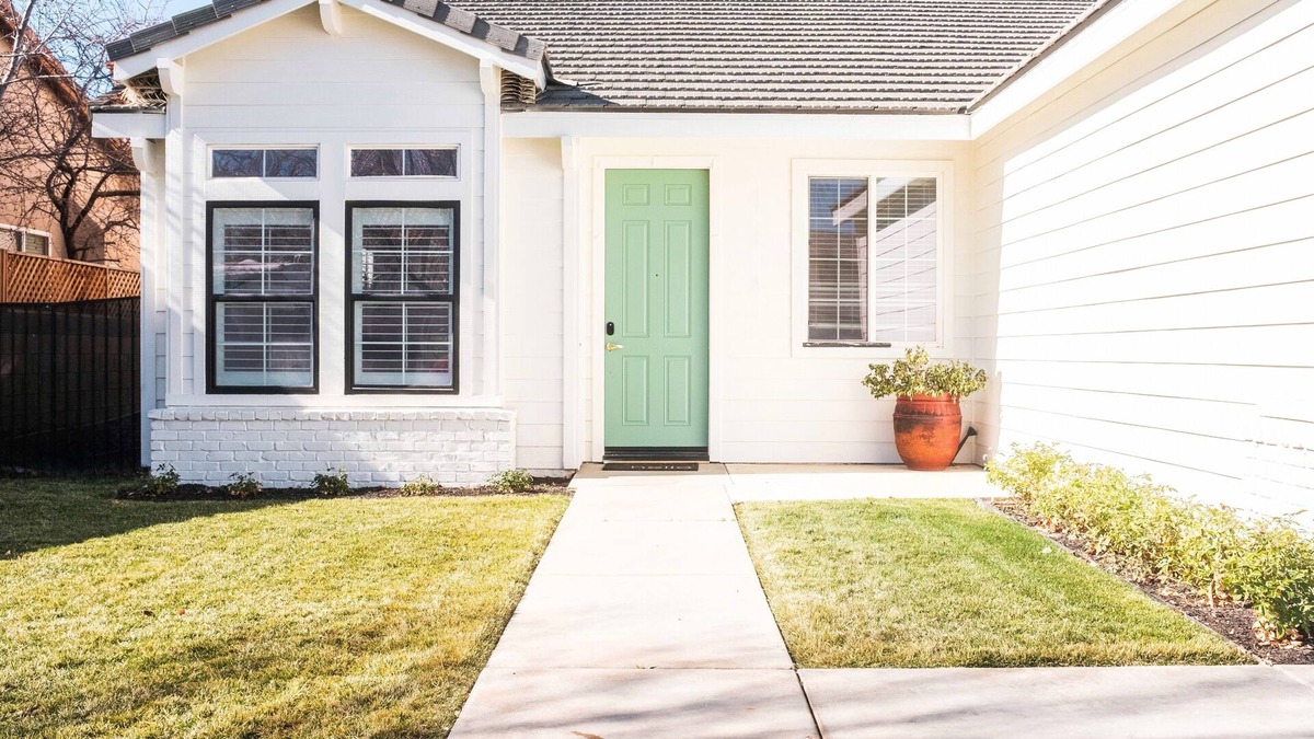 Lancaster House | Cozy desert getaway
