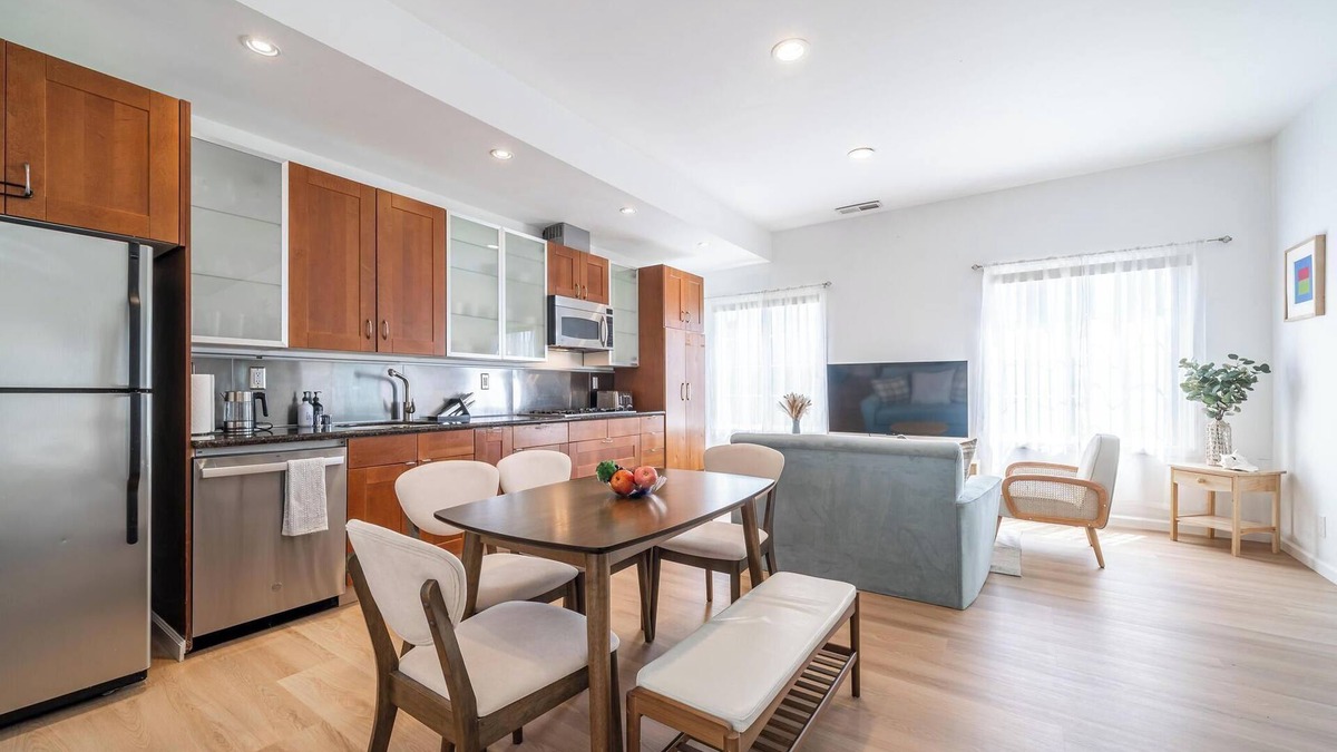 Davis Tract House | Cozy Designer 3BR 7-mins to Oakland Airport