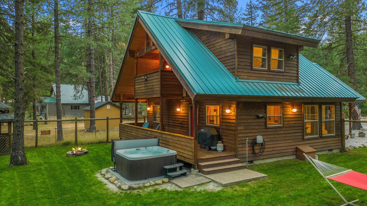 Leavenworth House | Cozy-dog friendly cabin with a hot tub, fireplace, that sleeps 6 guests.