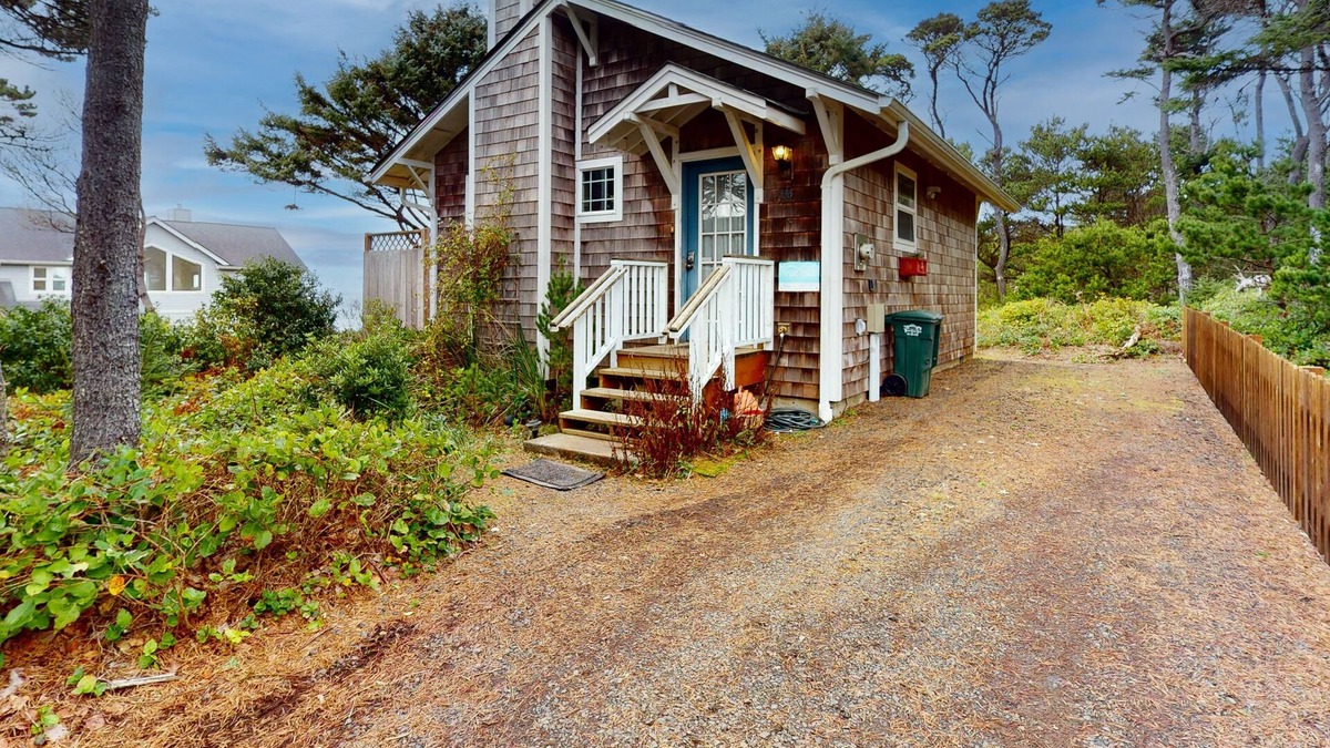 South Beach Cabin | Cozy Dog-friendly Cottage with Great Ocean Views and Fantastic Location