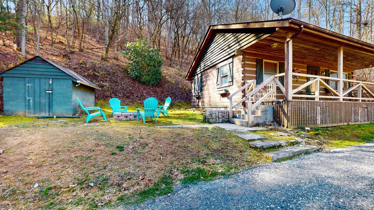 Qualla Cabin | Cozy Dog-Friendly Mountain Log Cabin w/Free WiFi, Easy Access & Covered Parking