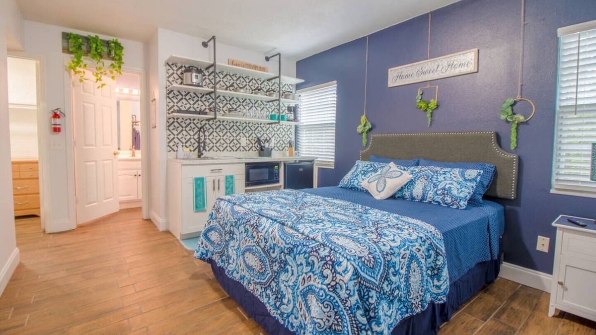 Lake Como House | Cozy Downtown 1BR Kitchenette & Pet-Friendly