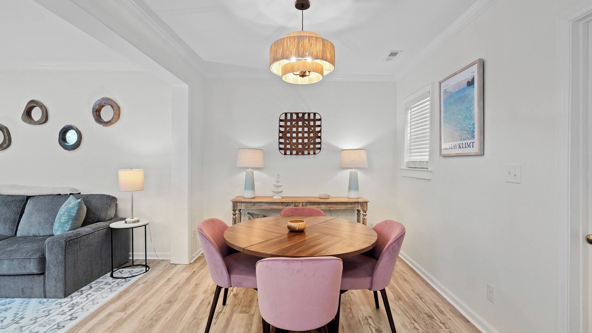 Northwest Quadrant House | Cozy Downtown Boho Retreat - Sleeps 10!