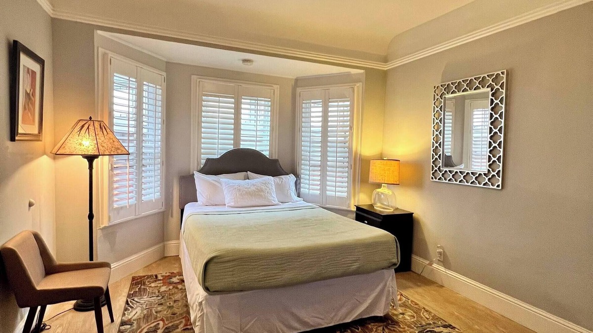 Downtown Burlingame Bed & Breakfast | Cozy Downtown Burlingame Apt. | Easy Parking | 1/1