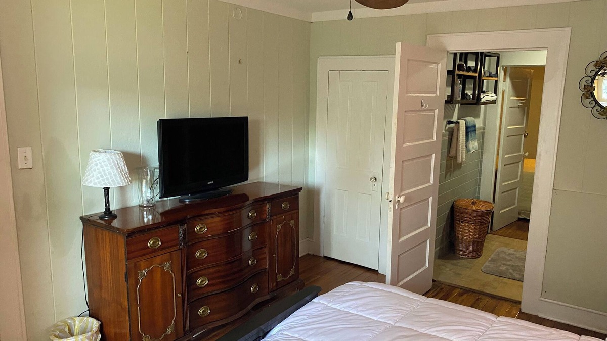 Dade City Cottage | Cozy downtown Dade City cottage. Pet friendly.