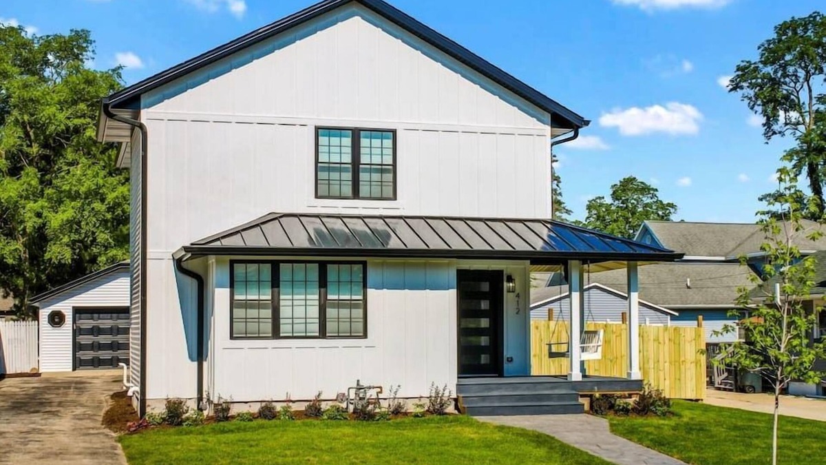 Lake Geneva House | Cozy Downtown Farmhouse on Wells, 5BR 3 BA Sleeps 15!