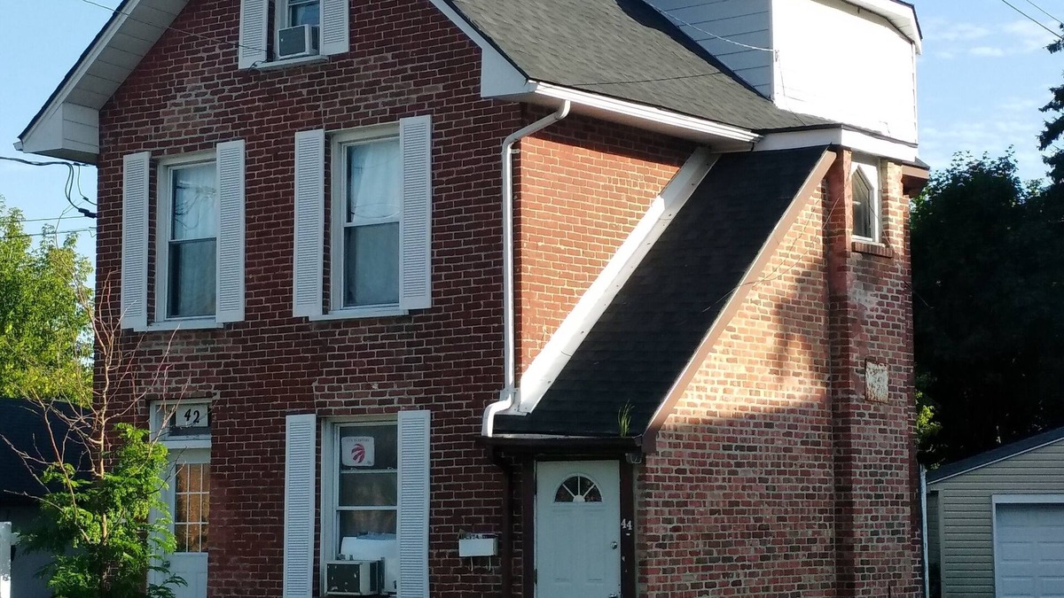 Sunnyside Apartment | Cozy downtown one bedroom free parking