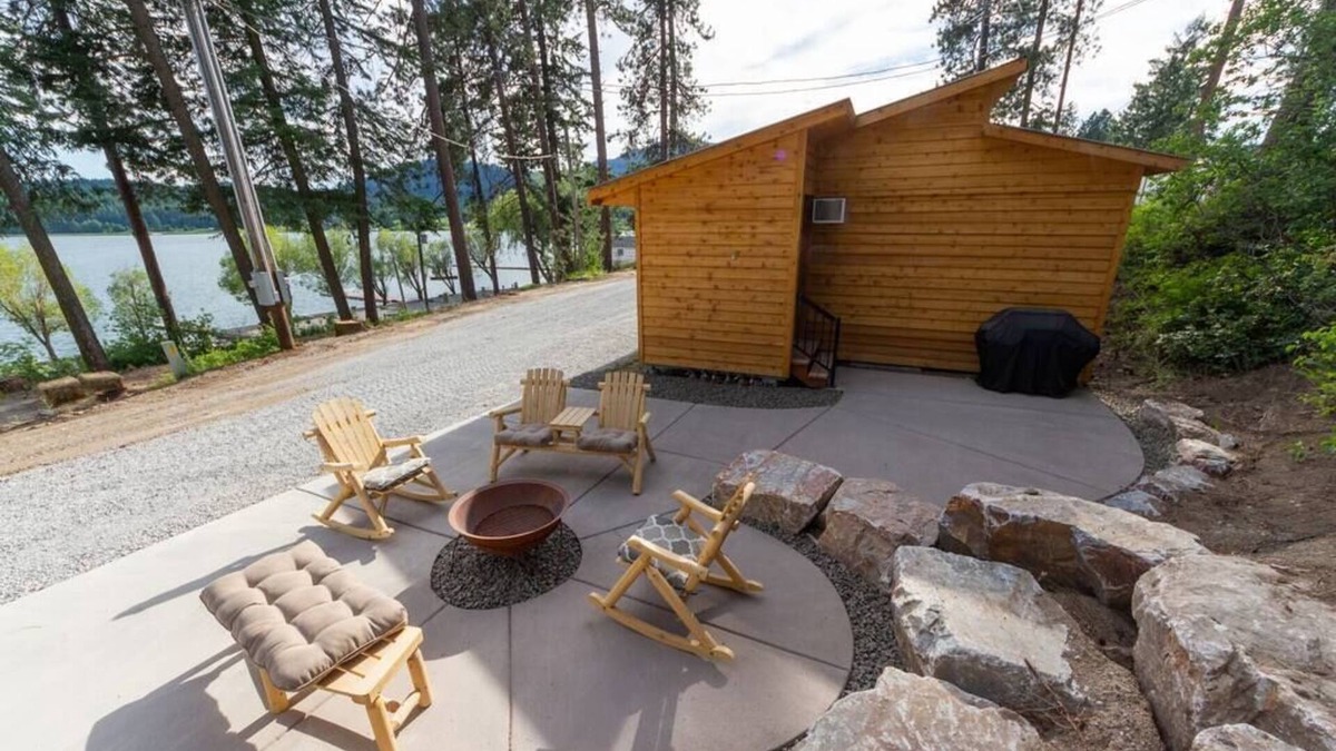 Valley House | Cozy Duplex Unit - Beautiful Lake Views!