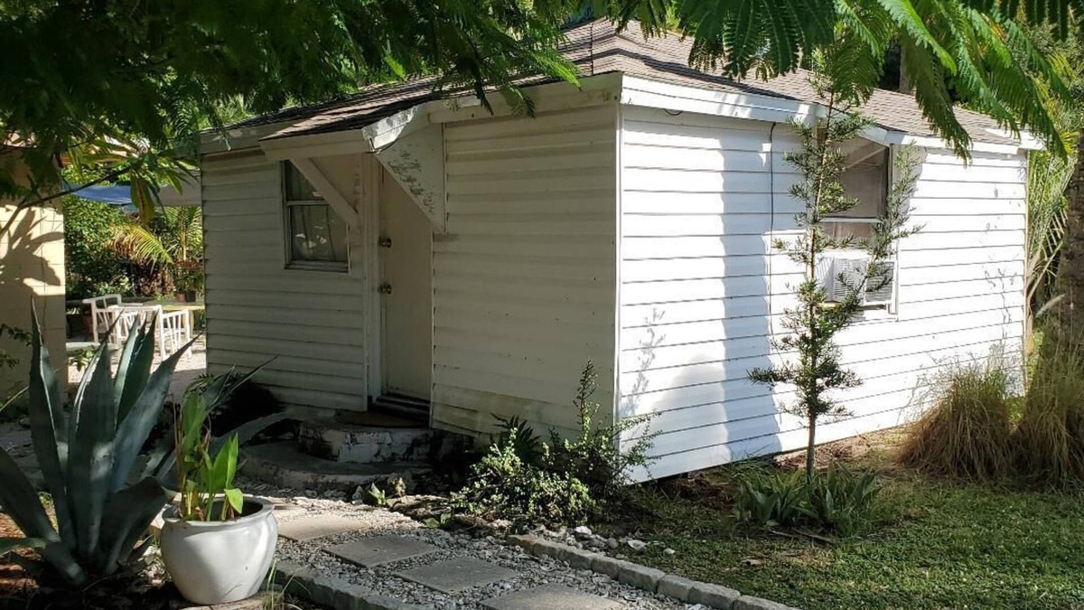 Titusville Cottage | Cozy Efficiency Cottage in Titusville. Close to the Indian River.