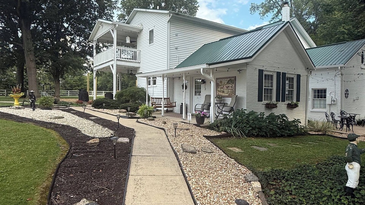 Batavia Apartment | Cozy efficiency ONE large room ONE QUEEN bed apartment with kitchenette no oven.