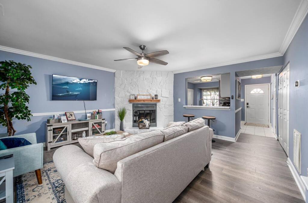 Taylor's Pond House | Cozy End Unit Townhouse 1 Mile from Downtown Cary
