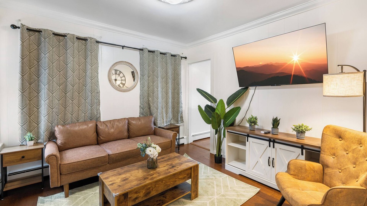 Poughkeepsie House | Cozy Escape -Strong Wi-Fi -Prime Location
