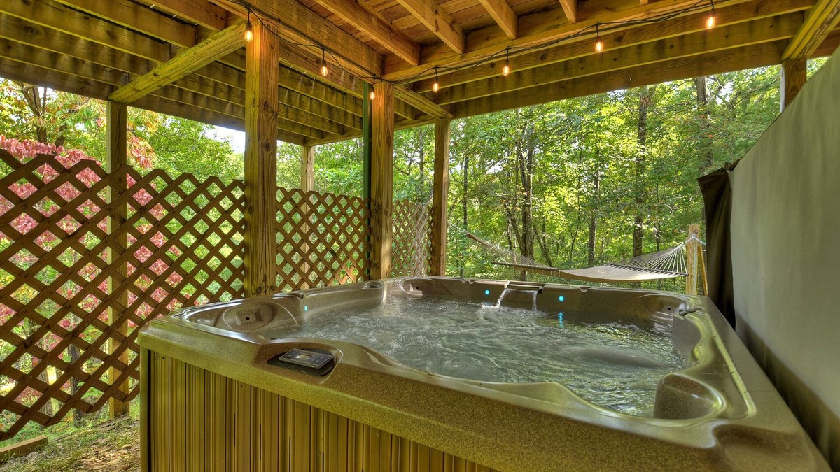 Natures Courtyard Cabin | Cozy Escapes: Hot Tub, Fire Pit & Fireplace Retreat - Buffalo Ridge