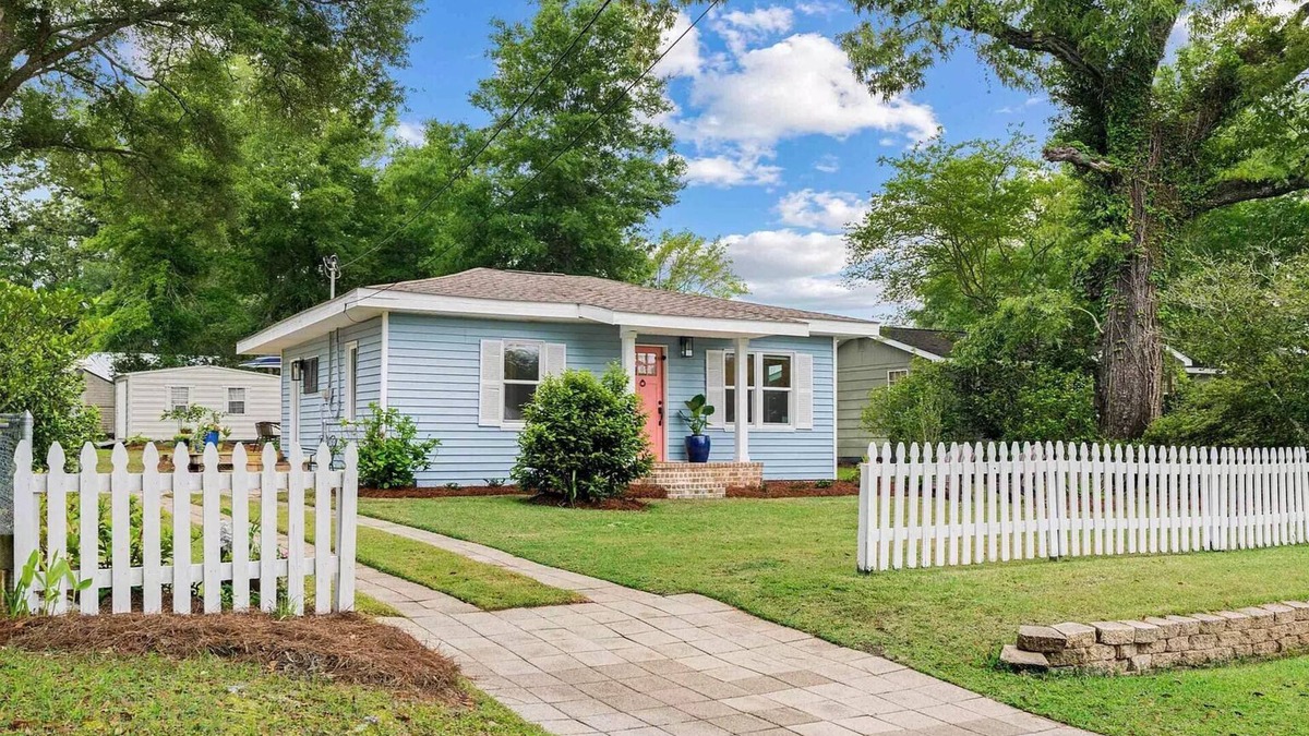 Fairhope Cottage | Cozy Fairhope Cottage – Walk to Fly Creek Marina and Sunset Point Restaurant!