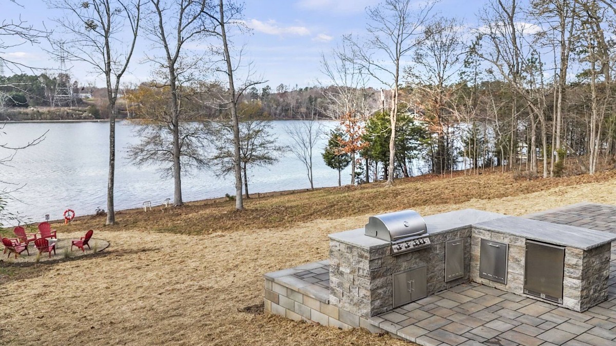 Belmont House | Cozy Fall Nights | Hot tub+Firepit+Sleeps 14+Lake Wylie | 20m to CLT