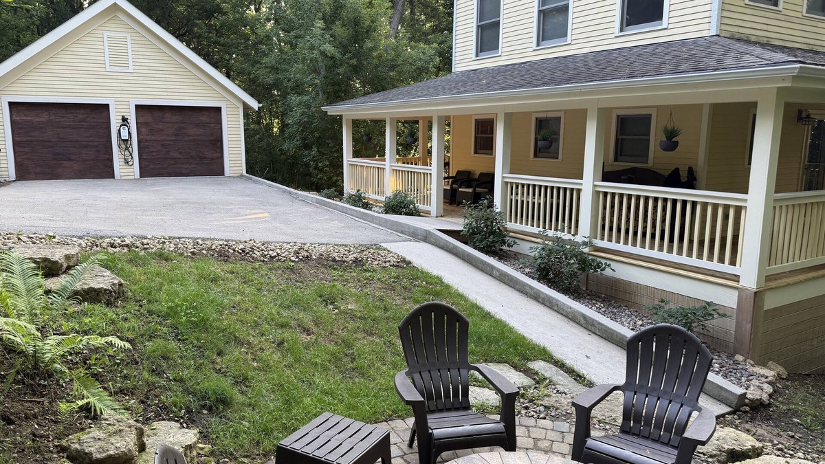 Galena House | Cozy Fall Stroll 2 Town ~ Farmhouse Feel, Pet Friendly, Wildlife all around!