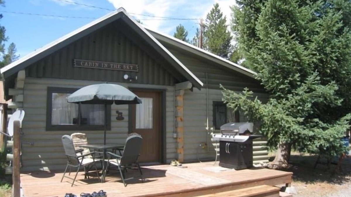 West Yellowstone Cabin | Cozy family cabin just a minute from Yellowstone Park! Book Now for Summer!