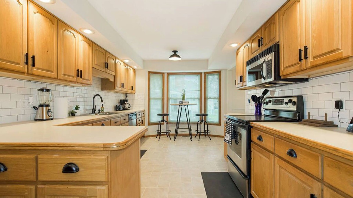 Raytown House | Cozy Family Fav/4bdrm2king sleeps 12