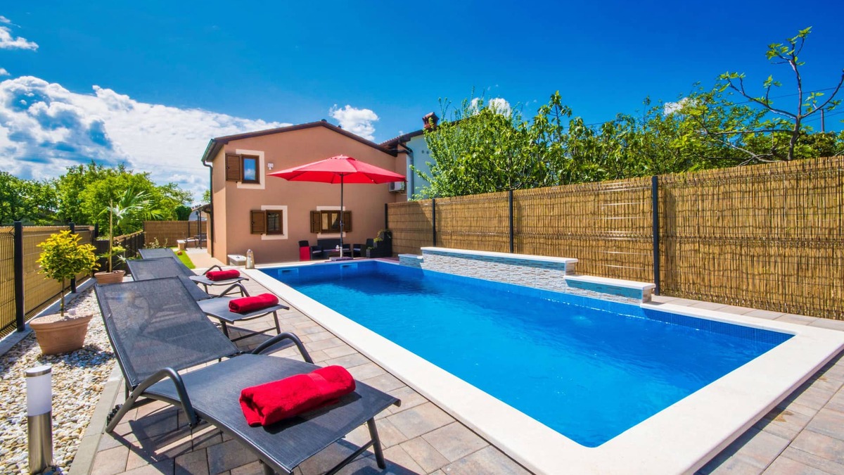 Karojba Villa | Cozy family-friendly fenced villa, pool and outdoor jacuzzi
